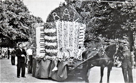 HVB FO 01190  Berger Accordeon Vereniging bij het  bloemencorso