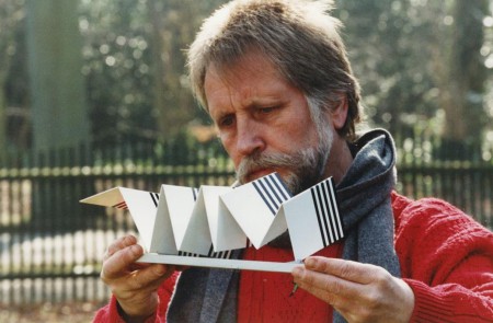 HVB FO 01197  Nico van Stralen met model van kunstobject, 1993