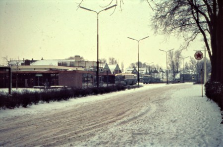 HVB FO 01209  Plein met Amsterdamsche Bank en Caltex-benzinepomp van Bos Eyssen