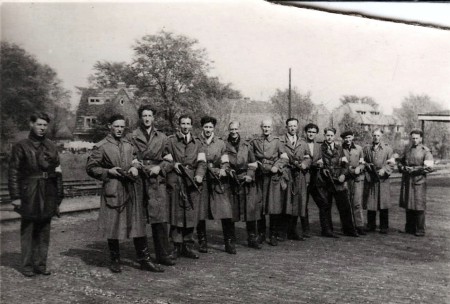 HVB FO 01215  De Knokploeg Bergen op station Bergen, mei 1945