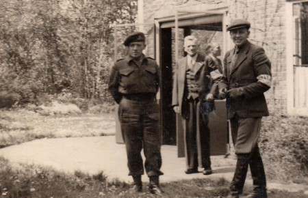 HVB FO 01223  Van Ulsen Sr en Jr met Canadese gast, Bergen, mei 1945