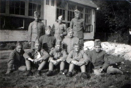 HVB FO 01242  Nederlandse militairen bij de Van Reenenschool