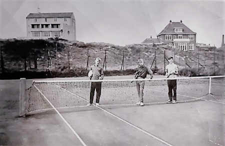 HVB FO 01243  Tennisbaan aan de Parkweg