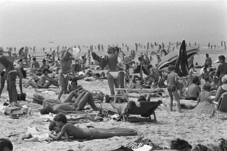 HVB FO 01249  Drukte op het strand