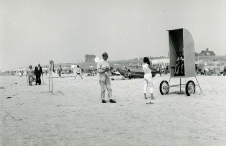 HVB FO 01250  Strand met verrijdbare strandstoel