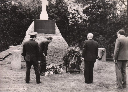 HVB FO 01258  Kranslegging bij Russisch monument