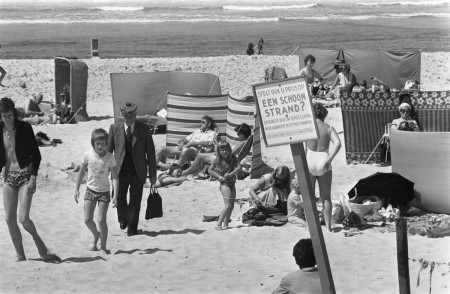 HVB FO 01262  Bord Een schoon strand