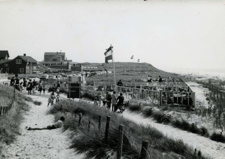 HVB FO 01264  Terras van Trianon (aan zeezijde C.F. Zeilerboulevard)