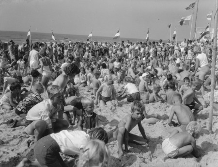 HVB FO 01265  Schatgraverij op het strand