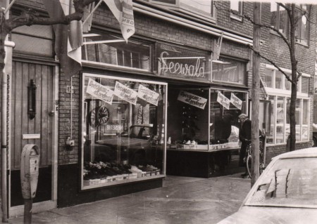 HVB FO 01266  Schoenenwinkel Seewald, Kerkstraat, februari 1985