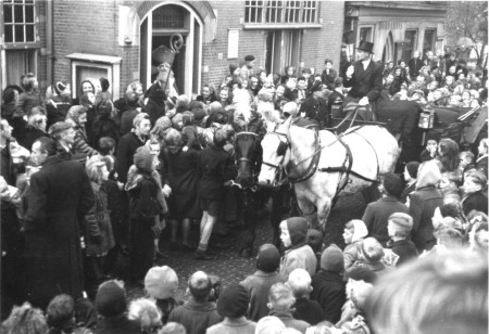 HVB FO 01272  Sinterklaas bij het Raadhuis, 4 december 1948