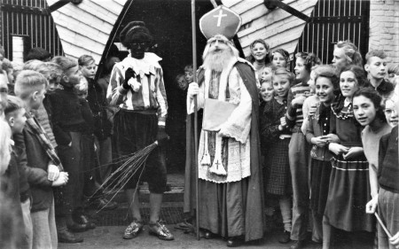 HVB FO 01273  Sinterklaas bij de Van Reenenschool, 4 december 1948