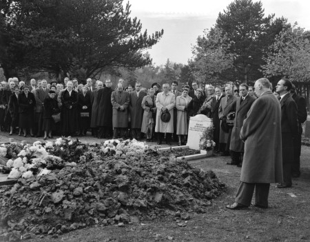 HVB FO 01281  Begrafenis schilderes Charley Toorop, Kerkedijk, 9 november 1955, foto Harry Pot (Anefo), Nat. Arch.