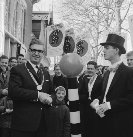 HVB FO 01282  Burgemeester De Ruiter begroet het Nederlands Studenten Orkest, 1966