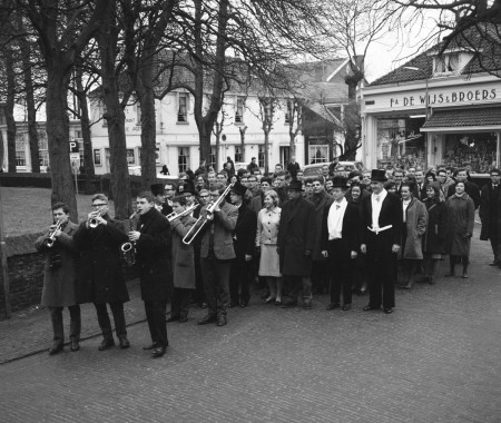 HVB FO 01284  Nederlands Studenten Orkest in de Raadhuisstraat, 1964