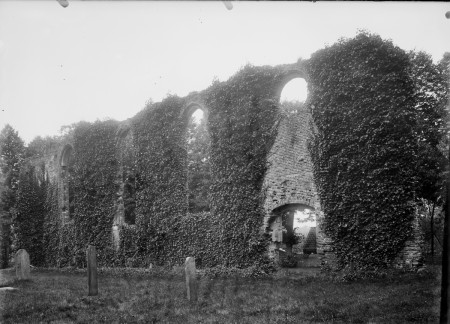 HVB FO 01293  Ruïnekerk, binnenzijde noordmuur met grafzerken, september 1905