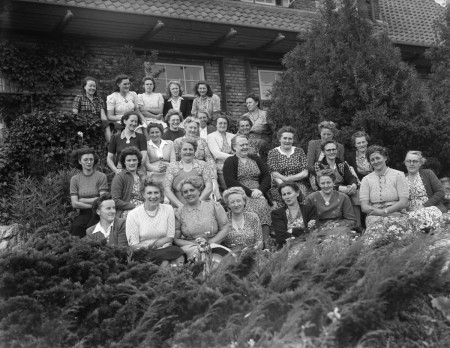 HVB FO 01299  Groep dames bij de Zandhoeve, 15 september 1948