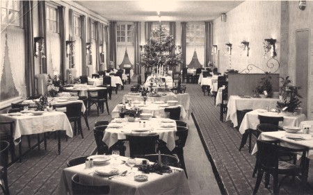 HVB FO 01305  Eetzaal Oranjehotel in kerstsfeer, 1956