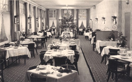 HVB FO 01305  Eetzaal Oranjehotel in kerstsfeer, 1956