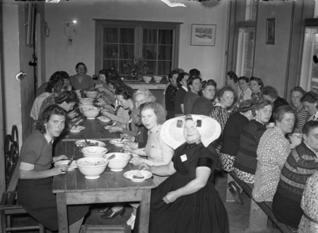 HVB FO 01308  Maaltijd bij de Volkshogeschool