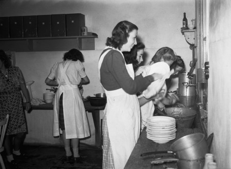 HVB FO 01309  Cursisten doen de afwas bij de Volkshogeschool