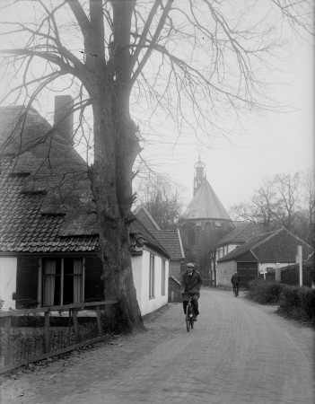HVB FO 01311  Karel de Grotelaan met fietsers en zicht op Ruïnekerk