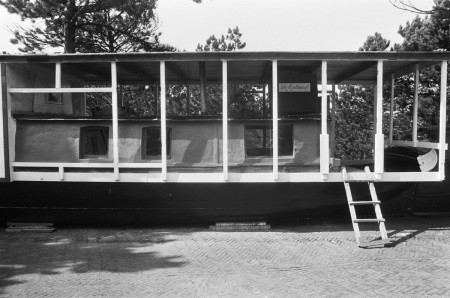 HVB FO 1049  Woonboot De Optimist in de tuin bij Huize Glory