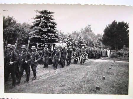 HVB FO 00118  Duitse militaire begrafenis aan de Kerkedijk
