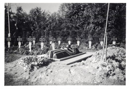 HVB FO 00119  Duitse militaire graven aan de Kerkedijk