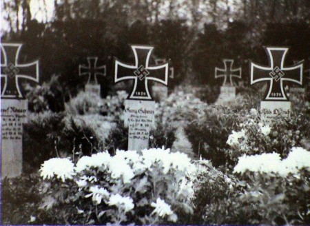 HVB FO 00120  Duitse militaire graven aan de Kerkedijk