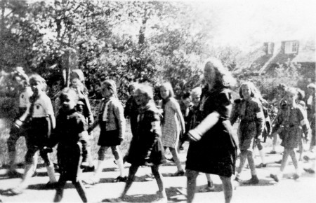 HVB FO 00125  Padvindsters tijdens het bevrijdingsfeest, 1946
