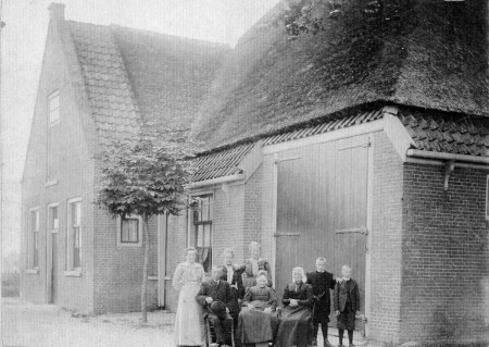 HVB FO 00354  Familie Schouten bij hun boerderij Baakmeerdijk 2, 1904