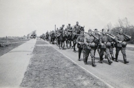 HVB FO 00358  Marcherende Duitse troepen op de Bergerweg 1940